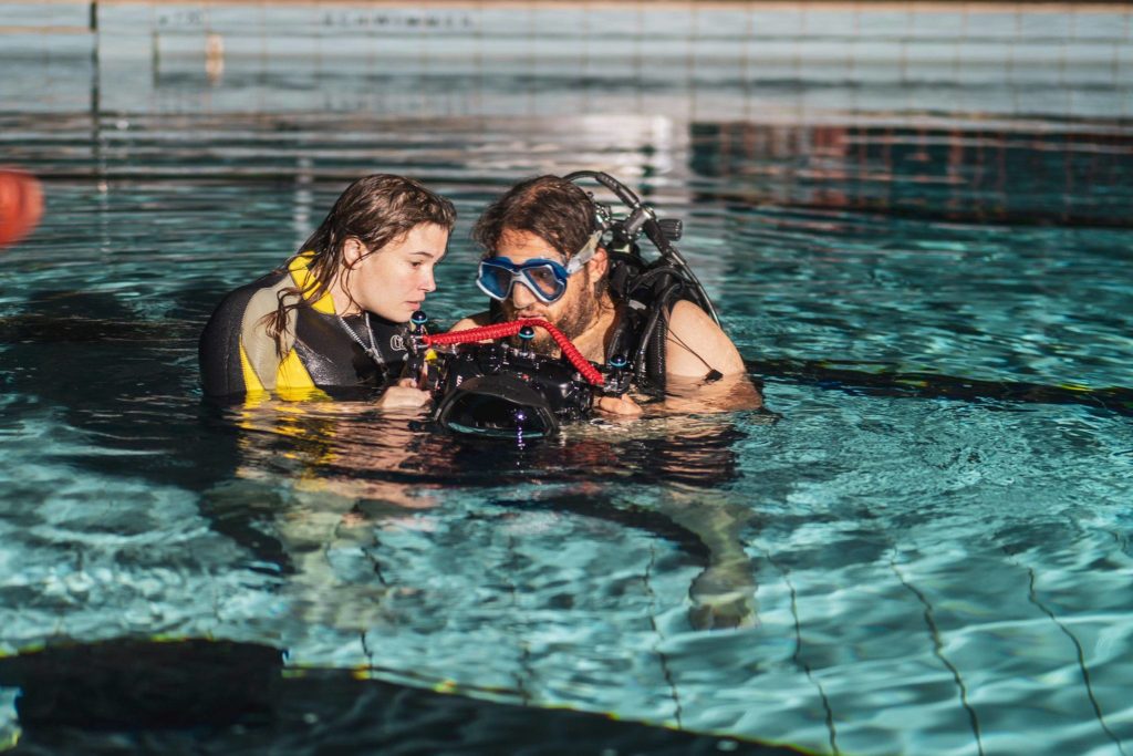 Kommunikation kann bei diesem Unterwasser-Dreh nur zwischen den Aufnahmen an der Oberfläche erfolgen.