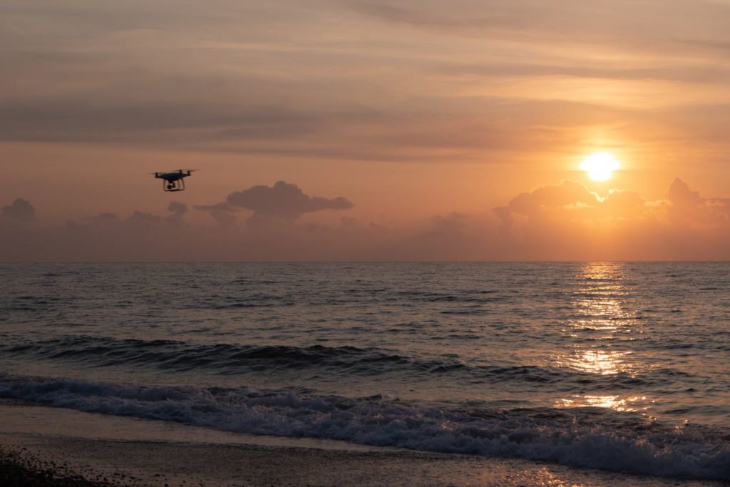 Drohnenflug über dem Meer