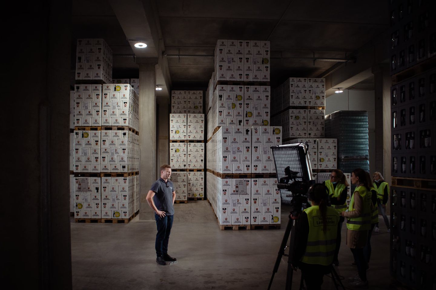 Ein stimmungsvolles Interview im Kistenlager wird gedreht.