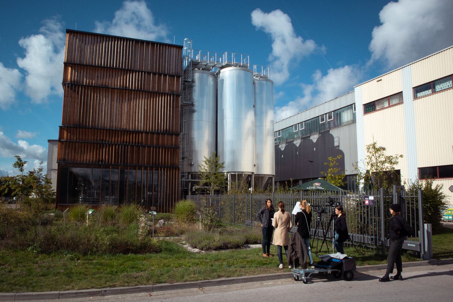 Außenaufnahmen vor dem Gebäude der Neumarkter Lammsbräu und Beratung mit dem Kunden