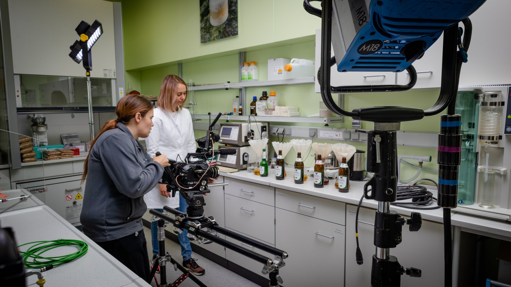 Wir versuchen die Prozesse im Labor zu verstehen, um sie im Imagefilm möglichst gut beschreiben zu können.