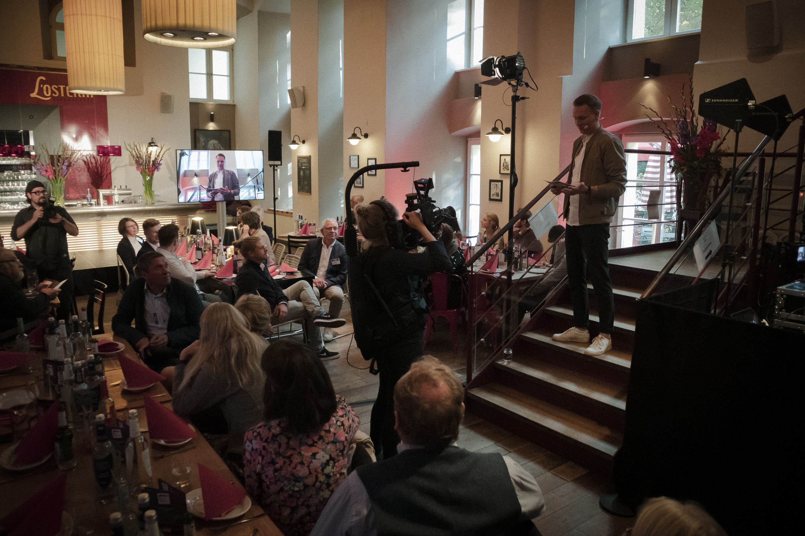 Wir sind stolz und dankbar für die Neumarkter Lammsbräu zu produzieren. Kürzlich stand der Nachhaltigkeitspreis 2022 als hybrides Event ins Haus. Live aus der Osteria Neumarkt.