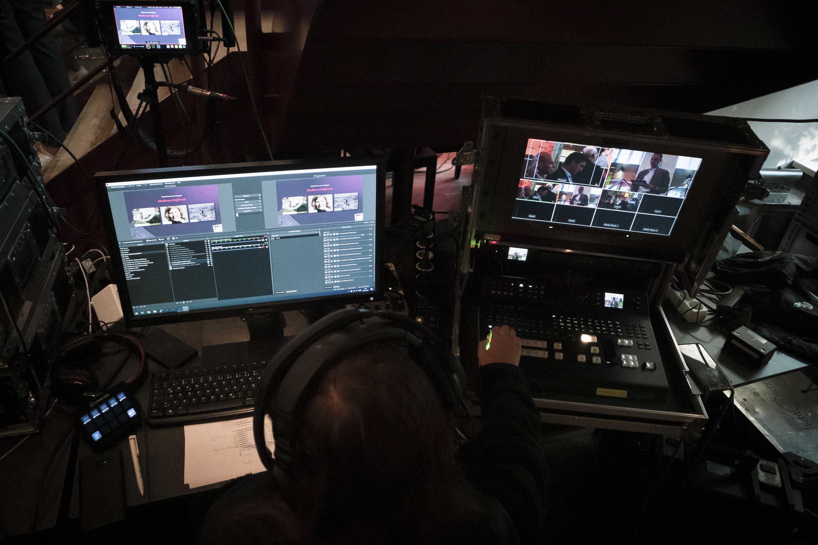 In der Live-Regie laufen alle Bestandteile der Show zusammen: die Live-Moderation, verschiedene Grafiken und Zuspieler, Bild und Ton.