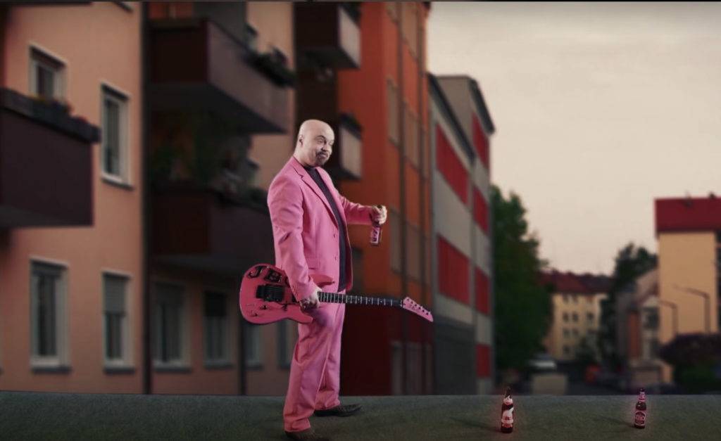 Ausschnitt aus dem Musikvideo: Gitarrist Hannes in einem Greenscreen-Level