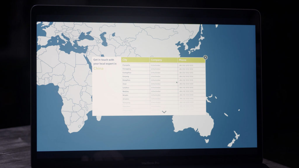 Eine animierte Weltkarte dient als informativer Kopfbereich einer Website