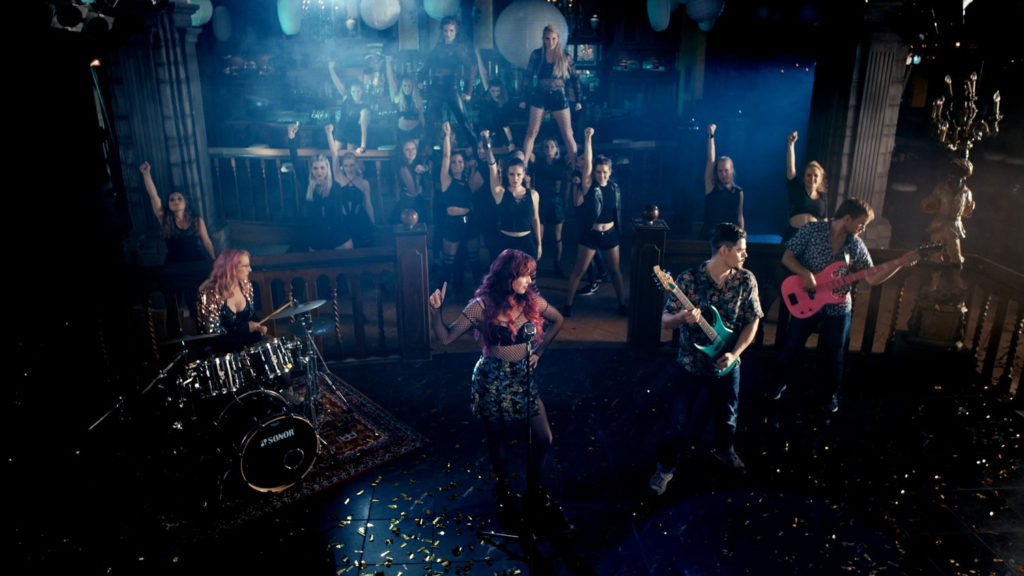 Ein Musikvideoset mit vielen Statisten, Band und Tänzern.