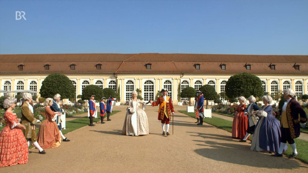 Historisch kostümierte Darsteller am Schloss Ansbach für TV-Videorpoduktion