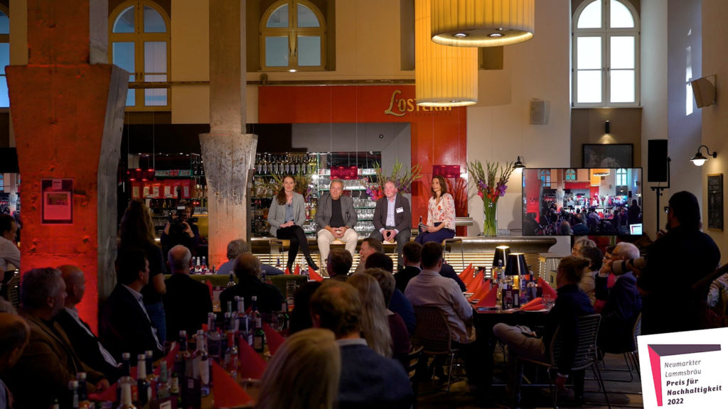 EIne ungewöhnliche Bühne mitten in er L'Osteria Neumarkt.