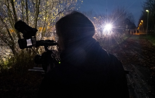 Außenaufnahmen bei Nacht erfordern eine gute lichttechnische Planung. Wir beraten je nach Budget und Gestaltungsziel und finden das beste Setup für die gewünschte Werbebotschaft.