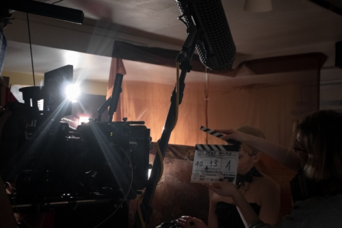 Wir sind stolz, den neuesten Kurzfilm mit Simon Begemann zu drehen - die ersten sechs Drehtage von sieben sind geschafft! Wir sind für Kameraarbeit und Lichtgestaltung verantwortlich.