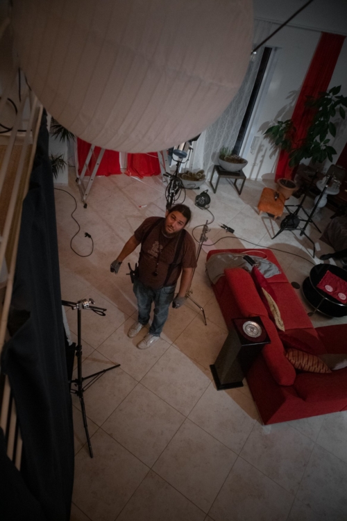 Wir sind stolz, den neuesten Kurzfilm mit Simon Begemann zu drehen - die ersten sechs Drehtage von sieben sind geschafft! Wir sind für Kameraarbeit und Lichtgestaltung verantwortlich.