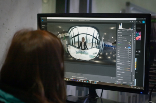Die 360-Grad Aufnahmen werden direkt am PC gesichtet und gestitcht, um Fehler direkt vor Ort zu vermeiden.