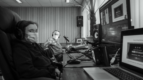 Eine Mammutaufgabe: Organisiert einen Remote-Livestream für eine Weihnachtsfeier, ausgestaltet mit vielen schönen Animationen – gesteuert aus Nürnberg, stattfindend in London. Verschaltet mit einer zweiten Zweigstelle der Firma in Posen, Polen.