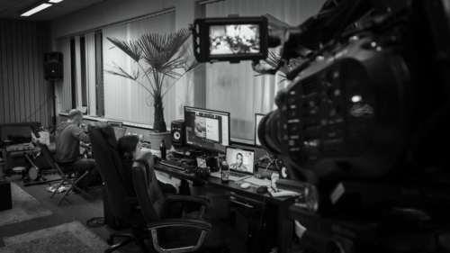 Eine Mammutaufgabe: Organisiert einen Remote-Livestream für eine Weihnachtsfeier, ausgestaltet mit vielen schönen Animationen – gesteuert aus Nürnberg, stattfindend in London. Verschaltet mit einer zweiten Zweigstelle der Firma in Posen, Polen.