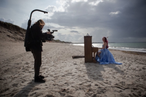 Wir drehten ein Klavierstück am Strand in Dänemark.