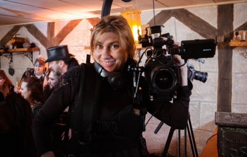 An Silvester war es in der Taverne sehr kalt - doch die anstrengende Arbeit an der Kamera hält warm.