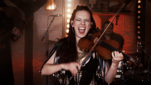 Johanna an der Geige live im Online-Stream auf Youtube.