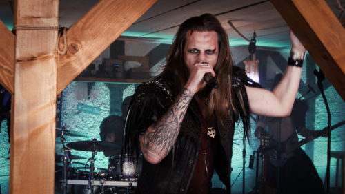 Ben Metzger von Feuerschwanz begeistert sein Publikum auch im digitalen Raum.