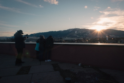 Der Sonnenuntergang über Zürich unterstützt die emotionale Stimmung im Film