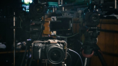 Wir haben ein Multi-Kamera-Setups mit 6 Kameras und jeder Menge Licht vor Ort.