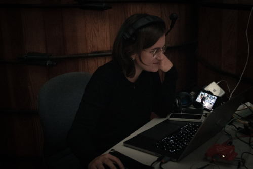 Das Publikum kann sich Social Media interaktiv am Livestream beteiligen und Fotos einsenden.