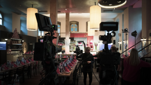 Vor der Veranstaltung wird alles eingeleuchtet, die Beschallung eingerichtet und die Live-Regie aufgebaut.