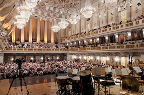 Publikum bei Einlass im Konzerthaus Berlin für ein klassisches Konzert