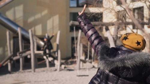 Sans-Papiers Kinder haben in der Schweiz ein Recht und die Pflicht, zur Schule zu gehen. Sie riskieren damit jedoch schnell das Auffliegen ihrer Familien und damit auch ihre Ausweisung